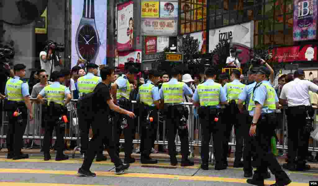 香港警方在銅鑼灣崇光百貨外派出大批警力阻止市民中途加入7-1大遊行隊伍。(美國之音湯惠芸拍攝)