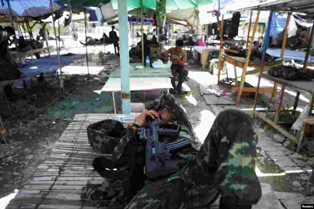 Binh sĩ Thái Lan nằm ngủ gần doanh trại của người biểu tình &#39;áo&nbsp;đỏ&#39;&nbsp;ở ngoại&nbsp;ô thủ&nbsp;đô Bangkok, ngày 20/5/2014.