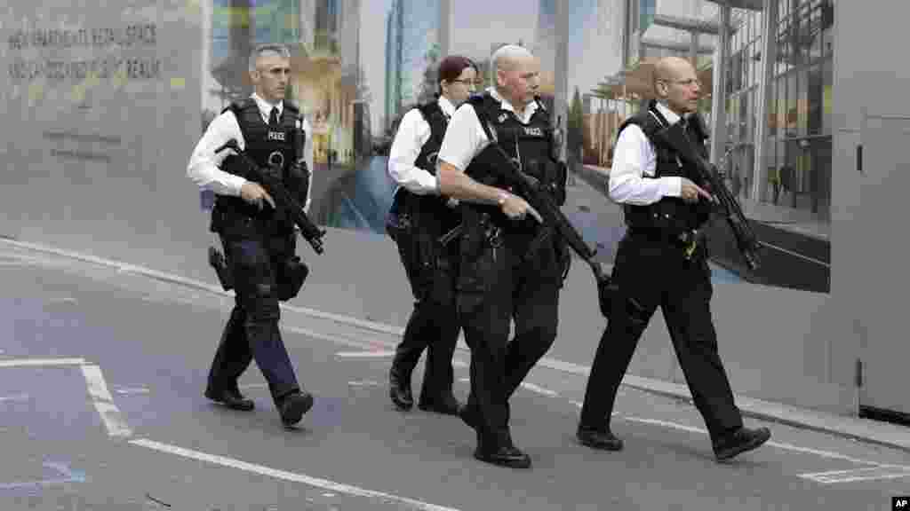 Un groupe d'officiers de police britanniques armés patrouille à Londres, le 4 juin 2017.