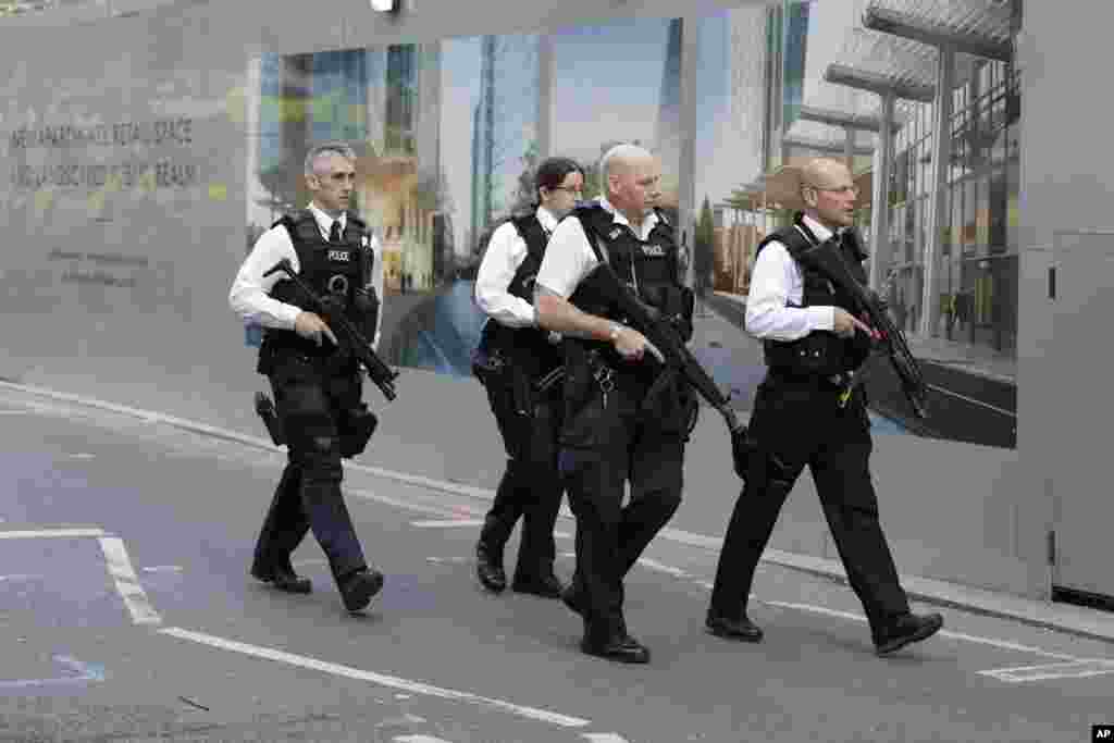 Policías británicos armados recorren la zona del Puente de Londres, recogiendo evidencia luego de los ataques del sábado por la noche. Junio 4 de 2017.