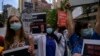 Manifestantes sostienen carteles que exigen igualdad de acceso a la vacuna contra el COVID-19, en la ciudad de Nueva York, cerca de donde se llevará a cabo la 76ª sesión de alto nivel de la Asamblea General de la ONU el 20 de septiembre de 2021.