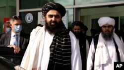 Delegasi Taliban yang dipimpin oleh Menteri Luar Negeri Amir Khan Muttaqi (depan) tiba di Bandara Esenboga di Ankara, Turki, pada 14 Oktober 2021. (Foto: AP/Burhan Ozbilici)