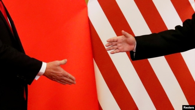 美国总统唐纳德·川普和中国国家主席习近平在北京人大会堂握手 （2017年11月9日）