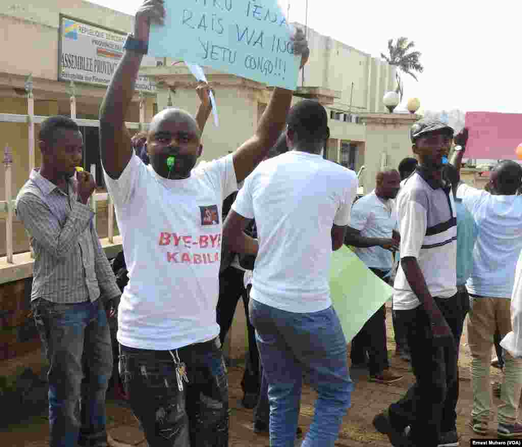 Des manifestant brandissent des affiches indiquant « bye bye Kabila » à Bukavu, dans le Sud-Kivu, RDC, 23 février 2016. VOA/Ernest Muhero