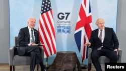2021年6月10日，英國首相約翰遜與美國總統拜登在英國康沃爾卡比斯灣舉行G7峰會之前舉行會晤（路透社）。