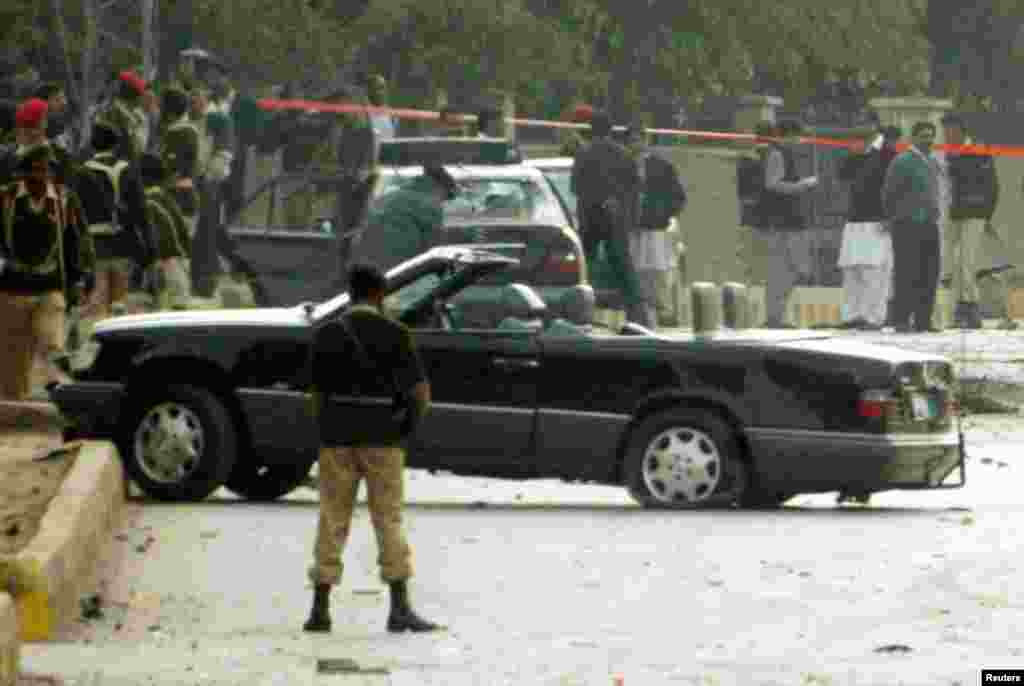 25 دسمبر 2003 کو پرویز مشرف کے قافلے پر راولپنڈی میں خود کش حملہ ہوا جس میں وہ محفوظ رہے۔ قافلے میں شامل کچھ گاڑیوں کو نقصان پہنچا۔ ایک متاثرہ گاڑی کے قریب پاکستانی فوجی کھڑے ہیں۔&nbsp;