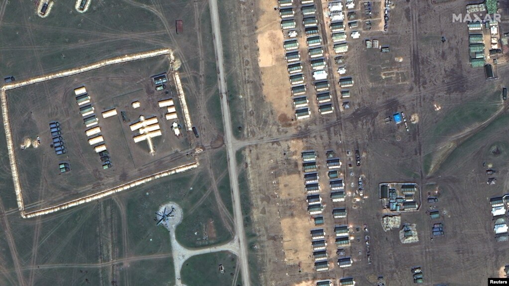 Maxar Technologies发布的卫星图片显示俄罗斯军队在靠近克里米亚黑海海岸部署的野战医院和驻军帐篷。（2021年4月15日）(photo:VOA)