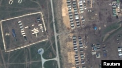 Maxar Technologies发布的卫星图片显示俄罗斯军队在靠近克里米亚黑海海岸部署的野战医院和驻军帐篷。（2021年4月15日）