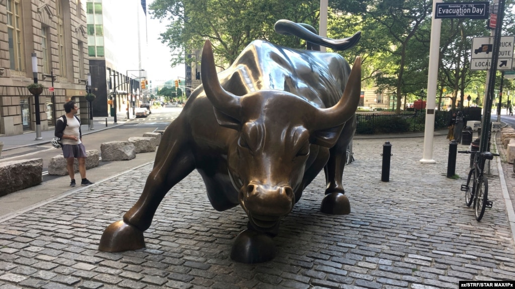 资料照片：纽约市华尔街附近的大金牛。(photo:VOA)