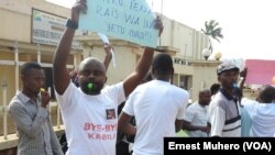 Des manifestants brandissent des affiches indiquant « bye bye Kabila » à Bukavu, dans le Sud-Kivu, RDC, 23 février 2016. VOA/Ernest Muhero