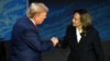 Donald Trump i Kamala Harris se rukuju tokom predsjedničke debate.