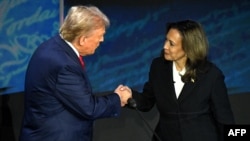 Donald Trump i Kamala Harris se rukuju tokom predsjedničke debate.