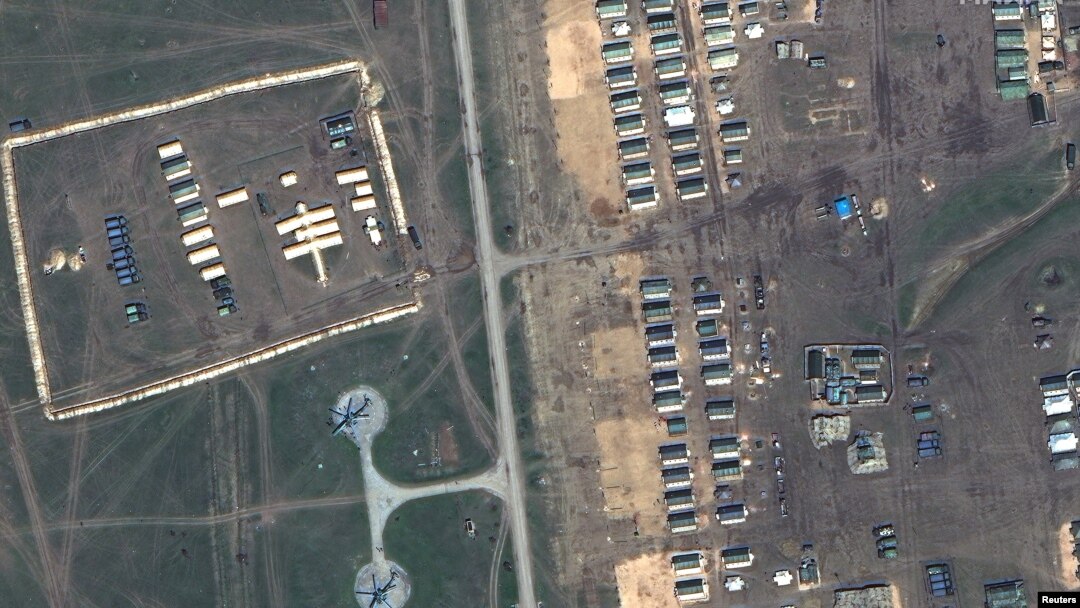 Maxar Technologies发布的卫星图片显示俄罗斯军队在靠近克里米亚黑海海岸部署的野战医院和驻军帐篷。（2021年4月15日）