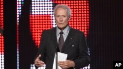 El cineasta Clint Eastwood provocó un ola de comentarios de corte humorístico, en las redes sociales, luego de sus comentarios sobre la política estadounidense.