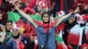 Para penggemar Klub Persepolis Iran menyemangati tim mereka dalam babak kedua laga final Liga Champions AFC antara Persepolis dan Kashima Antlers dari Jepang di Stadion Azadi, di Teheran, Iran, 10 November 2018. (Foto: AFP).
