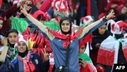 Para penggemar Klub Persepolis Iran menyemangati tim mereka dalam babak kedua laga final Liga Champions AFC antara Persepolis dan Kashima Antlers dari Jepang di Stadion Azadi, di Teheran, Iran, 10 November 2018. (Foto: AFP).
