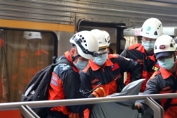 台灣救援人員對一列在台灣東部出軌的火車裡的乘客進行救援。（2021年4月2日）