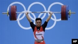 Eko Yuli Irawan saat melakukan angkat besi nomor 62 kilogram putera di Olimpiade London (30/7).