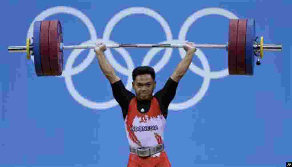 Atlet angkat besi Indonesia, Eko Yuli Irawan, saat melakukan angkatan untuk nomor 62 kilogram putera di Olimpiade London hari Senin (30/7). 