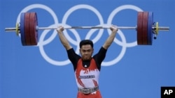 Eko Yuli Irawan saat melakukan angkatan dalam nomor 62 kilogram angkat besi putera di Olimpiade London (30/7). 