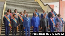 President Felix Tshisekedi (C,L1) kati na bakambi ba suku mibale ya Parlement ya RDC na Palais du peuple, Kinshasa, 11 sanza ya zomi na mibale 2024. (Présidence RDC)