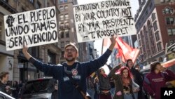 Manifestantes en la 5a. Avenida de Nueva York protestan contra la elección de Donald Trump. El presidente electo ha pedido detener los actos de violencia contra las minorías.