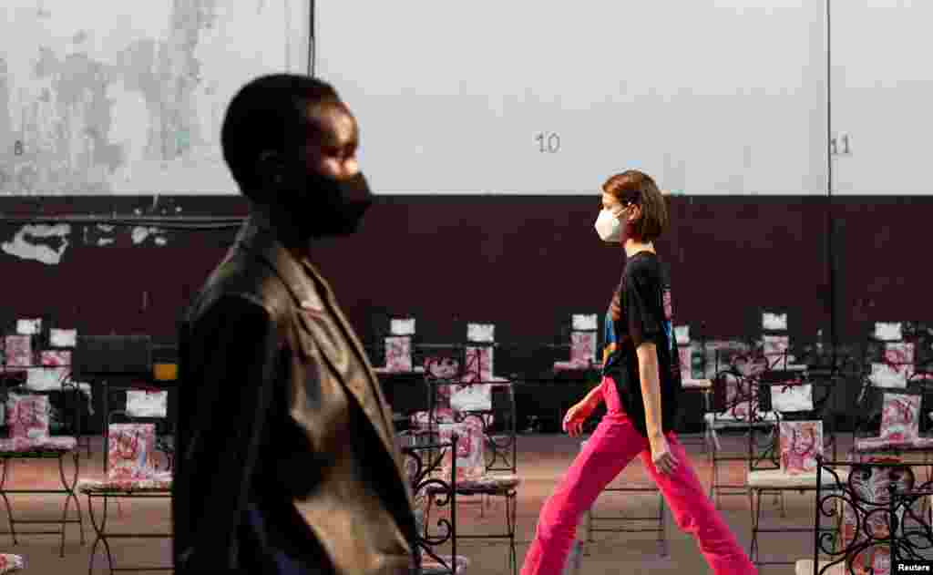 فیشن شو کے آغاز سے قبل ریہرسل کی گئی جس میں ماڈلز اور دیگر افراد نے فیس ماسک لگایا ہوا تھا۔ کرونا وائرس سے بچنے کے لیے &#39;میلان فیشن ویک&#39; میں تمام احتیاطی تدابیر اپنائی گئیں۔