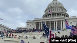 Para pendukung Presiden Trump saat menguasai Gedung DPR AS, Capitol Hill, 6 Januari 2021. (Foto: dok).