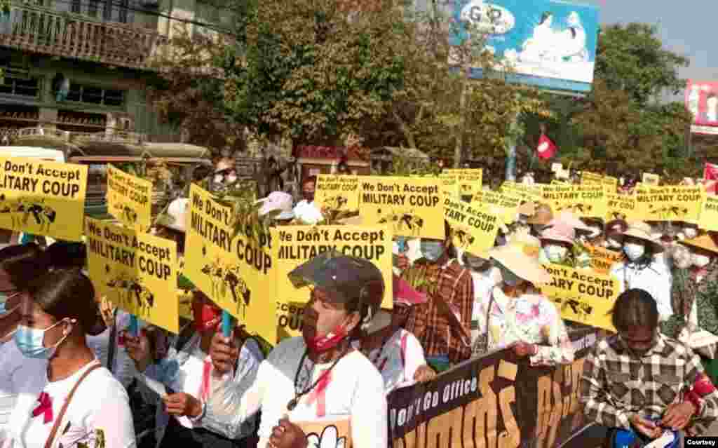 မုံရွာမြို့က စစ်အာဏာသိမ်းဆန့်ကျင် ဆန္ဒပြမြင်ကွင်း။ (ဓာတ်ပုံ - Hain - ဖေဖော်ဝါရီ ၂၃၊ ၂၀၂၁)
