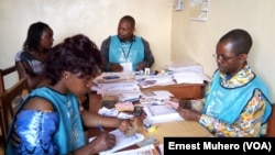 Les agents de la Ceni sont mobilisés au centre d'inscription des électeurs de l'Edap ISP Bukavu, en RDC, le 12 janvier 2017. (VOA/Ernest Muhero)