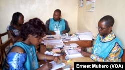 Les agents de la Ceni au centre d'inscription des électeurs de l'Edap ISP Bukavu, en RDC, le 12 janvier 2017. (Ernest Muhero)