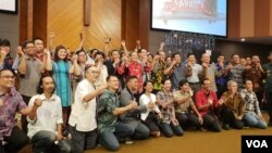 Jemaat GKI Darmo Satelit bersama umat lintas agama, usai mengikuti perayaan Natal dengan kegembiraan dan rasa persaudaraan (foto Petrus Riski/VOA).