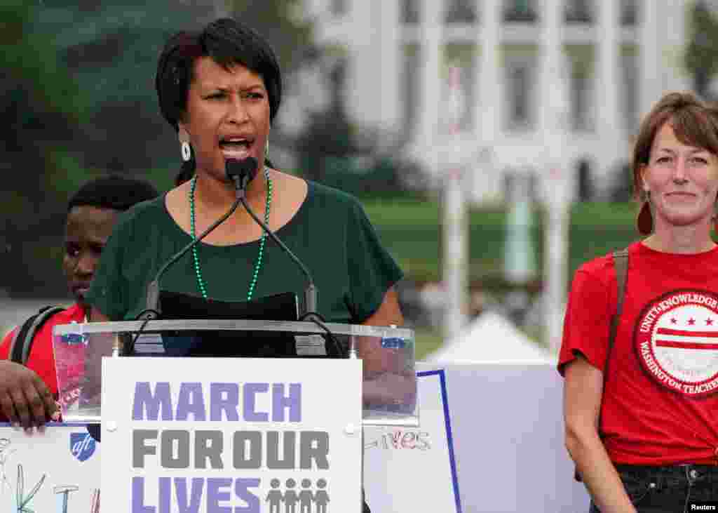 Meya wa Washington Muriel Bowser, akihutubia mkutano wa kupinga mashambulizi ya bunduki &quot;March for our Lives&quot;, mjini Washington DC.