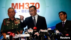 马来西亚代理交通部长希山慕丁•侯赛因（中）和马来西亚武装部队司令祖尔基费利将军（左）以及民航局长阿兹哈鲁丁•阿卜杜勒•拉赫曼就失踪马航班机回答记者提问。
