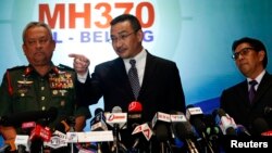 Menteri Transportasi Malaysia Hishammuddin Tun Husein menjawab pertanyaan wartawan dalam konferensi pers hari Rabu (12/3).