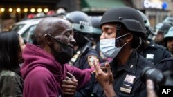 Pozdrav demonstranta i policajca na protestnom skupu u Njujorku (Foto: AP/Wong Maye-E) 