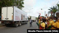 Cortège accompagnant les œuvres de l'aéroport jusqu'à la présidence de la République, Bénin, le 10 novembre 2021. (VOA/Ginette Fleure Adandé)