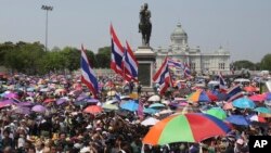 Người biểu tình chống chính phủ Thái Lan tập trung trước bức tượng của Vua Chulalongkorn tại Bangkok, ngày 29/3/2014.