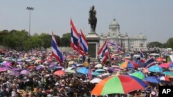 Demonstran anti-pemerintah Thailand berkumpul di depan patung Raja Chulalongkorn dalam protes massal di Bangkok, Thailand Sabtu, 29 Maret 2014.