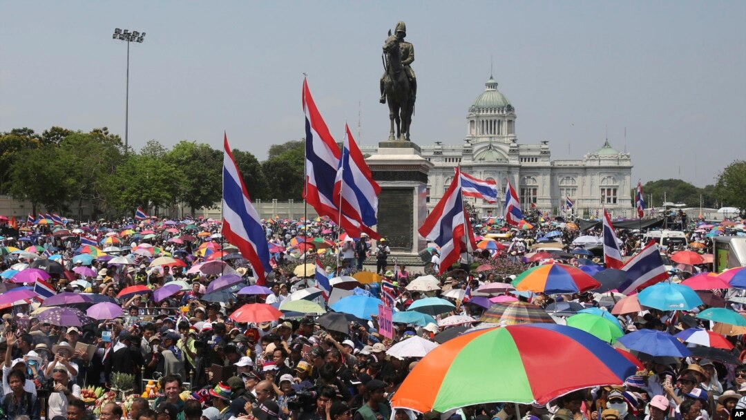 Demonstran anti-pemerintah Thailand berkumpul di depan patung Raja Chulalongkorn dalam protes massal di Bangkok, Thailand Sabtu, 29 Maret 2014.