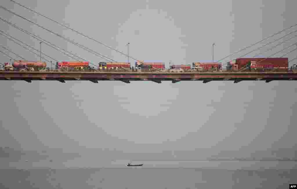 រថយន្តជាច្រើន​កំពុង​ជាប់​នៅ​ក្នុង​ការ​ស្ទះ​ចរាចរ​លើស្ពាន Yamuna Bridge ក្នុង​ទីក្រុង​ Allahabad ប្រទេស​ឥណ្ឌា។