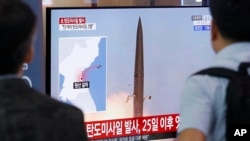 지난 31일 한국 서울역에 설치된 TV에서 북한의 미사일 발사 관련 속보가 나오고 있다.
