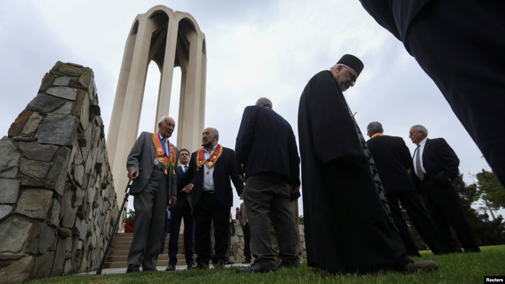 Những thành viên trong cộng đồng kiều dân Armenia ở Mỹ tụ tập tưởng niệm cuộc diệt chủng năm 1915, tại Đài tưởng niệm Tử sĩ Armenia ở Montebello, California, Mỹ, ngày 24 tháng 4, 2021. 