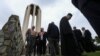 Sejumlah diaspora Armenia di AS berkumpul untuk memperingati pembunuhan massal orang Armenia pada 1915, yang diakui oleh Presiden AS Joe Biden sebagai genosida, di Armenian Martyrs Memorial Monument di Montebello, California, 24 April 2021. 