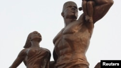세네갈 수도 다카르 외곽에 세워진 '아프리카의 르네상스' 동상. 북한 만수대창작사가 만든 작품으로, 당시 2천8백만 달러의 제작비가 든 것으로 알려졌다.