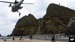 지난 2013년 10월 한국 해경과 해군 특전대원들이 독도에서 해군 UH-60 헬리콥터를 이용한 강하 훈련을 하고 있다. (자료사진)