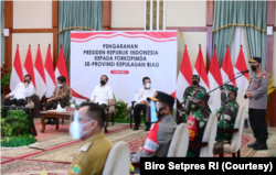 Presiden Jokowi mengimbau Pemda Riau untuk meningkatkan penanganan pandemi di wilayahnya. (Foto: Courtesy/Biro Pers)