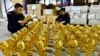 Os fiscais da alfândega confiscam 1020 réplicas falsas do troféu do Mundial de Futebol no Brasil em Yiwu, província de Zhejiang, China, que seguiriam para o Brasil. Abril 16, 2014.
