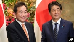 PM Korea Selatan, Lee Nak-yon (kiri) dan PM Jepang Shinzo Abe di Tokyo, 24 Oktober 2019. (Foto: dok).