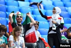 برخی زنان ایرانی در ورزشگاه محل بازی با مراکش در شهر سنت پترزبورگ با حجاب و برخی بی حجاب بودند.